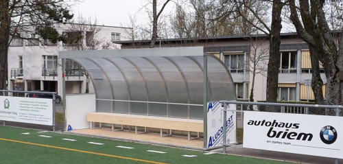 Trainerbänke auf Kunstrasen