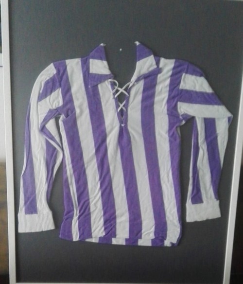 65 Jahre altes Originaltrikot im Jugendraum