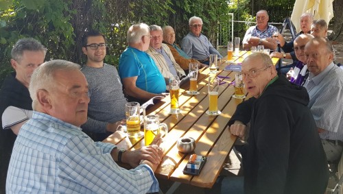 Lila Treff mit 18 Teilnehmer im Biergarten Bahnhöfle