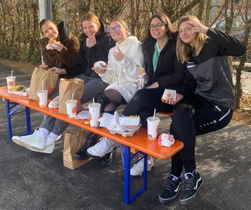 Frauenteam ernährt sich streng nach sportmedizinischer Empfehlung!