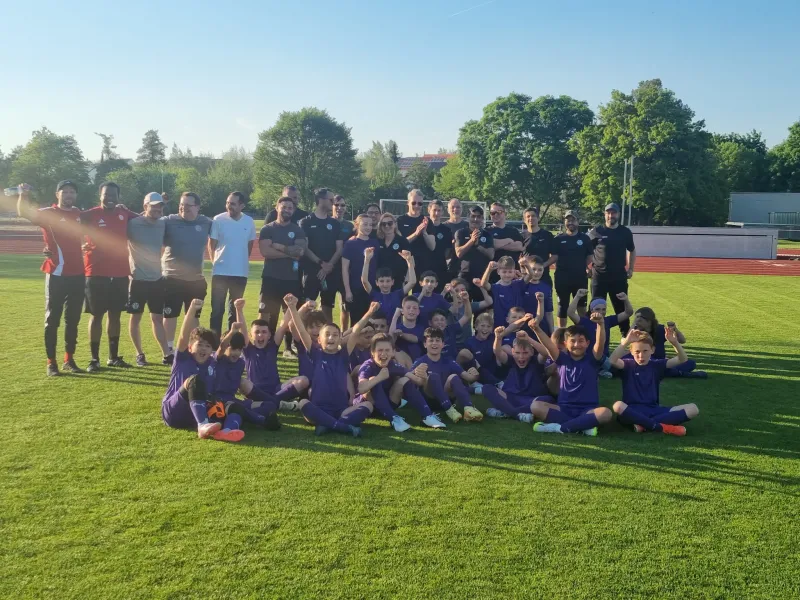 DFB Mobil zu Gast im Fleinsbachstadion - 25 Jugendtrainer geschult