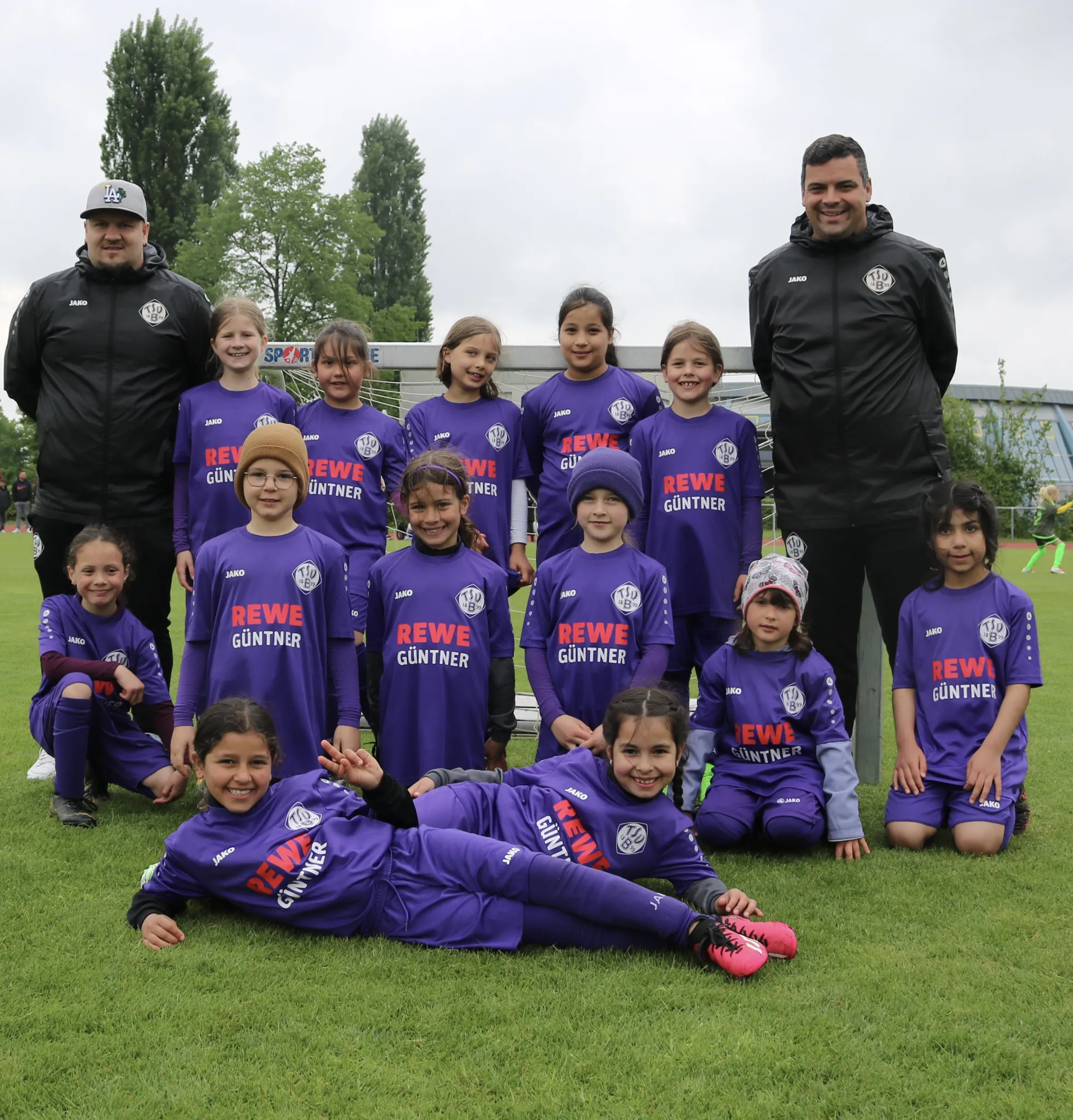 💜 Premiere im Fleinsbachstadion: F-Mädels trotz des schlechten Wetters