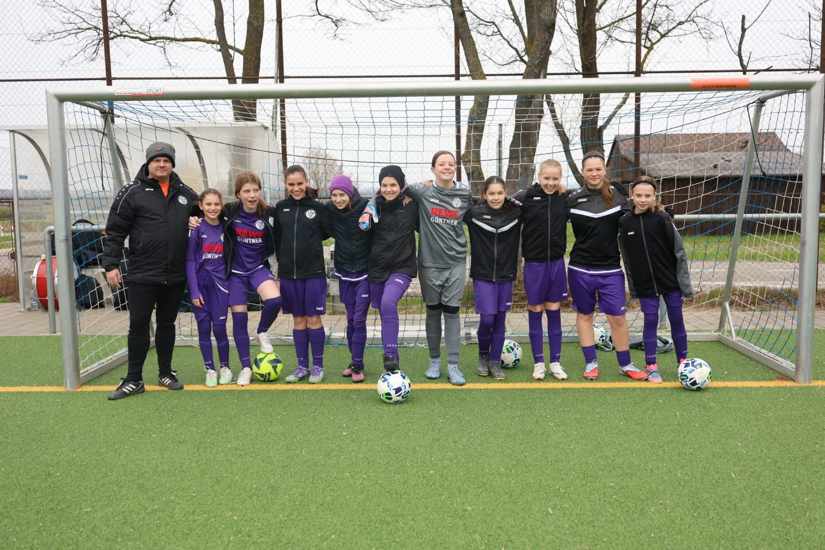 💜 D-Mädels mit Kopf, Herz und Fuß bei Regen und Kälte Testspiel in Schmiden