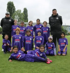 💜 Premiere im Fleinsbachstadion: F-Mädels trotz des schlechten Wetters